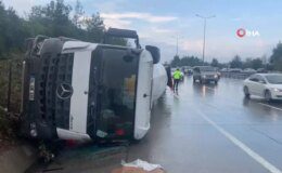 Eyüpsultan’da seyir halindeki beton mikseri devrildi