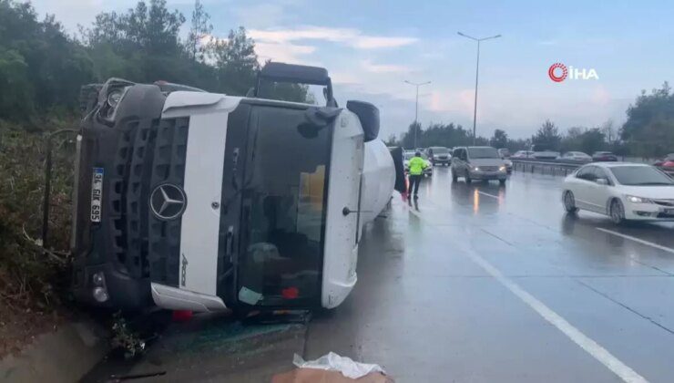 Eyüpsultan’da seyir halindeki beton mikseri devrildi