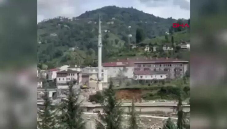 Güneysu’da Köprübaşı Camisi’nin Minaresi Kontrollü Olarak Yıkıldı