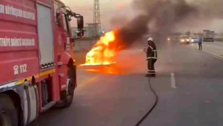 Hatay’da Seyir Halindeki Otomobil Alevlere Teslim Oldu