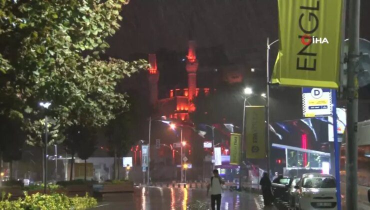 İstanbul Anadolu Yakası’nda Sağanak Yağış Etkili Oldu