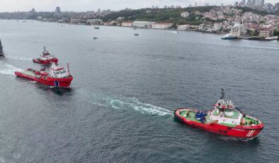 İstanbul Boğazı’ndan 392 Metrelik Dev Yüzer Havuz Geçti