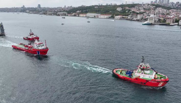 İstanbul Boğazı’ndan 392 Metrelik Dev Yüzer Havuz Geçti