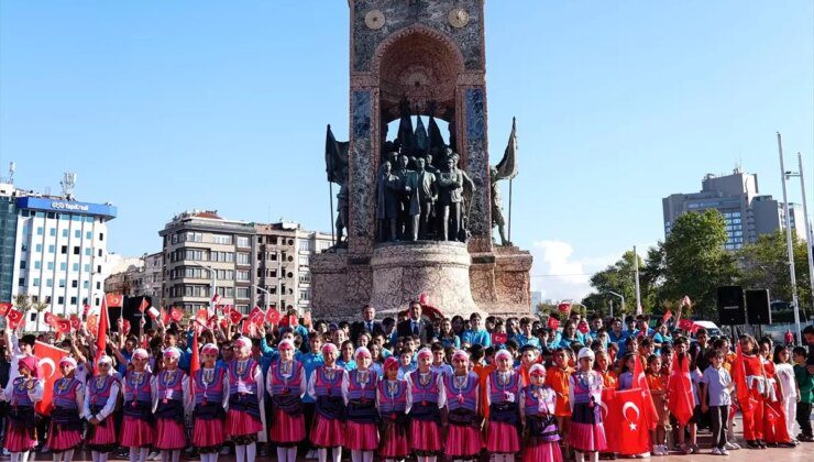 İstanbul İl Milli Eğitim Müdürlüğü, Taksim Cumhuriyet Anıtı’nda Tören Düzenledi