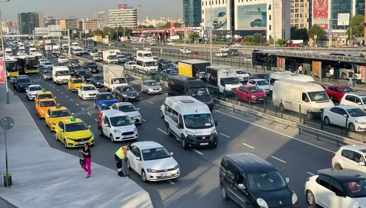 İstanbul’da Okulların Açılmasıyla Trafik Yoğunluğu Artıyor