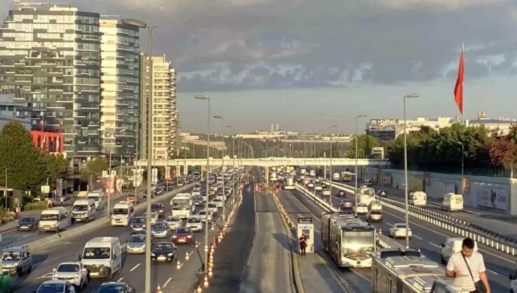 İstanbul’da Okulların Açılmasıyla Trafik Yoğunluğu Yaşandı