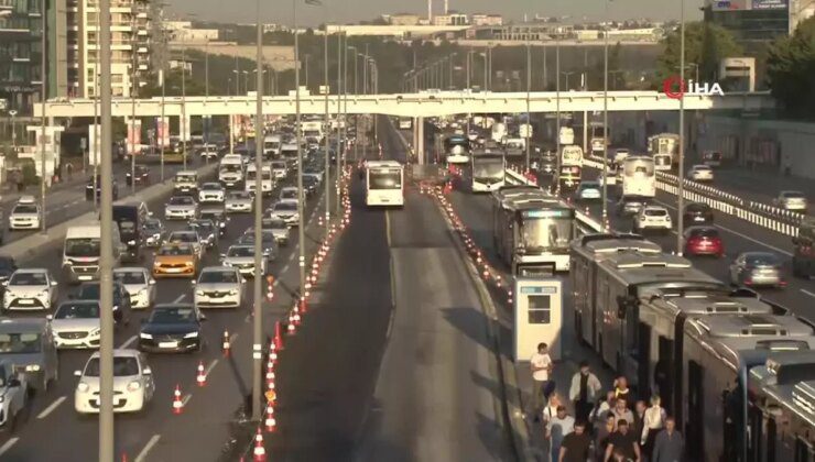 İstanbul’da okulun ilk günü trafik yoğunluğu yaşandı