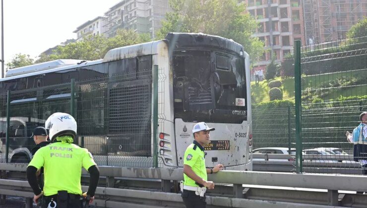 İstanbul’da seyir halindeki metrobüste yangın çıktı