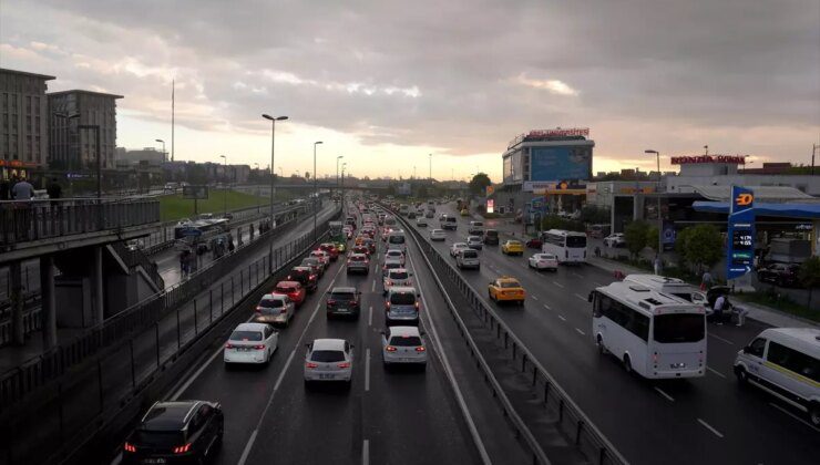 İstanbul’da Yağış Nedeniyle Trafik Yoğunluğu Artıyor