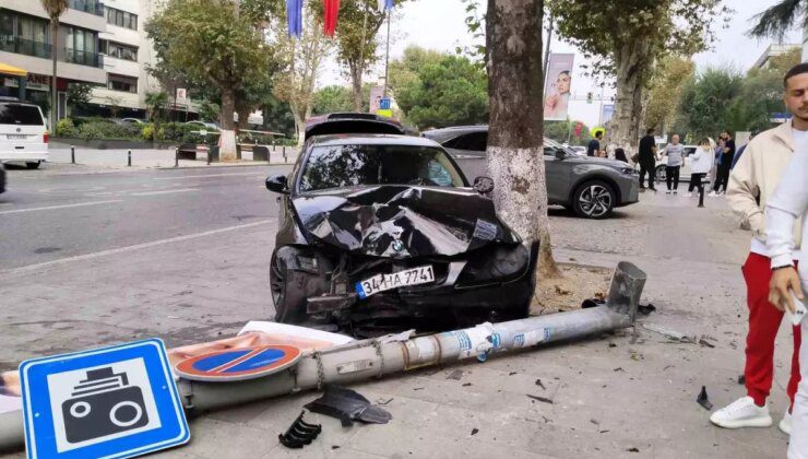 Kadıköy’de Otomobil Kaza Yaptı: Facia Önlenmiş Oldu