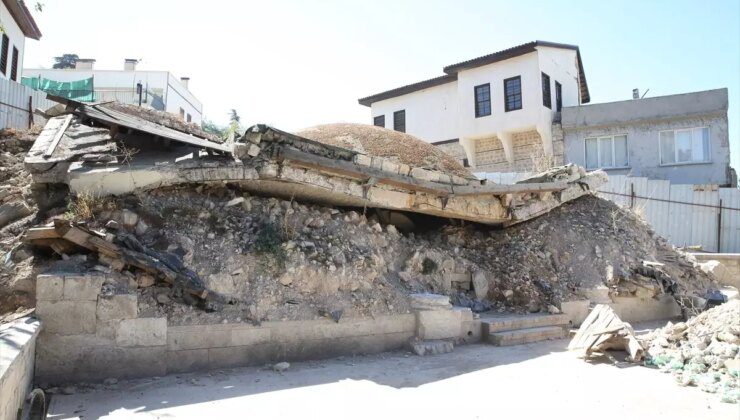 Kahramanmaraş’ta Yıkılan Cami Enkazından Tarihi Top Mermisi Çıkarıldı