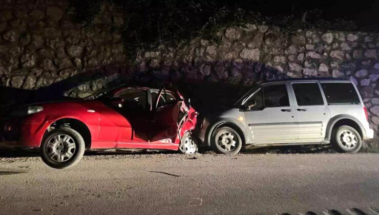 Karabük’te otomobil ile hafif ticari araç çarpışması: 4 yaralı