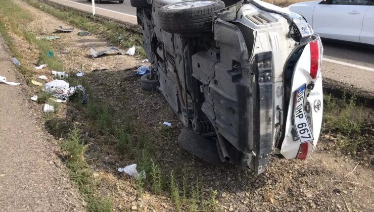 Kırşehir’de otomobil refüje devrildi, 1’i bebek 5 kişi yaralandı