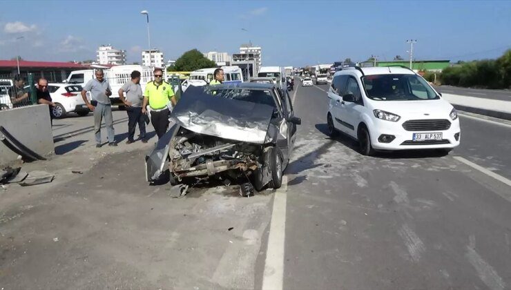 Mersin’de Park Halindeki Araçlara Çarpan Otomobil Kazası: 2 Yaralı