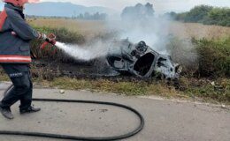 Sakarya’da Otomobil Yanarak Kullanılamaz Hale Geldi