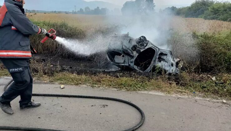 Sakarya’da Otomobil Yanarak Kullanılamaz Hale Geldi