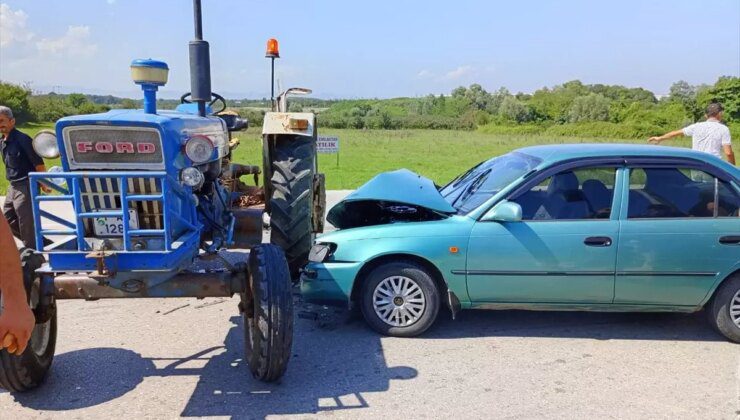 Samsun’da otomobil ile traktör çarpışması: 3 yaralı