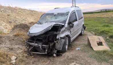 Şanlıurfa’da Otomobil ile Hafif Ticari Araç Çarpıştı: 3 Yaralı