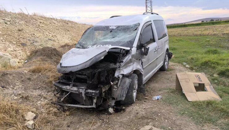 Şanlıurfa’da Otomobil ile Hafif Ticari Araç Çarpıştı: 3 Yaralı