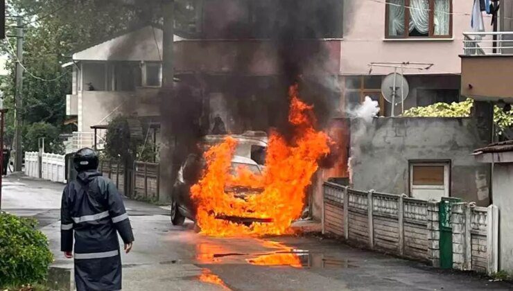 Serdivan’da Park Halindeki Otomobil Alev Alev Yandı