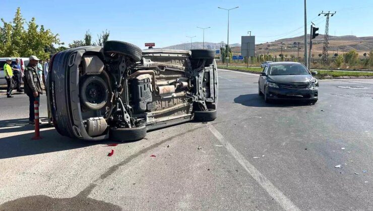 Sivas’ta Otomobilin Çarptığı Çin Cipi Yan Yattı, Sürücü Yaralandı