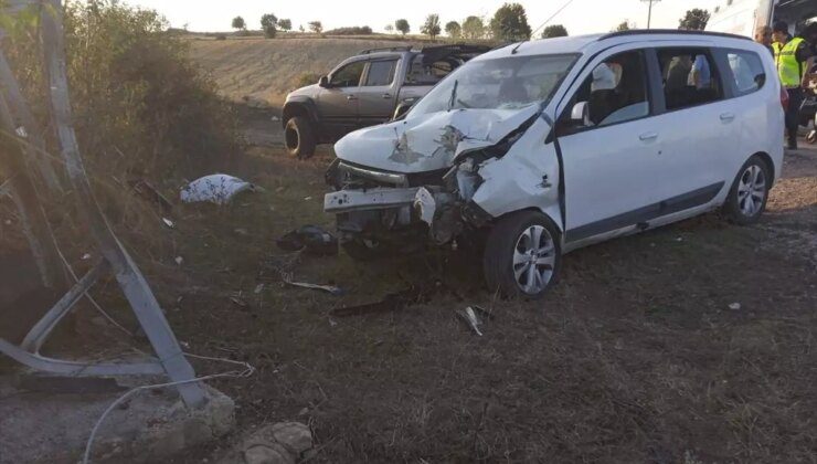 Tokat’ın Zile ilçesinde elektrik direğine çarpan otomobilde 4 kişi yaralandı