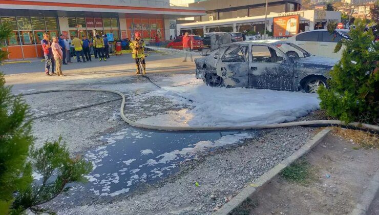 Tokat’ta park halindeki otomobilde yangın çıktı