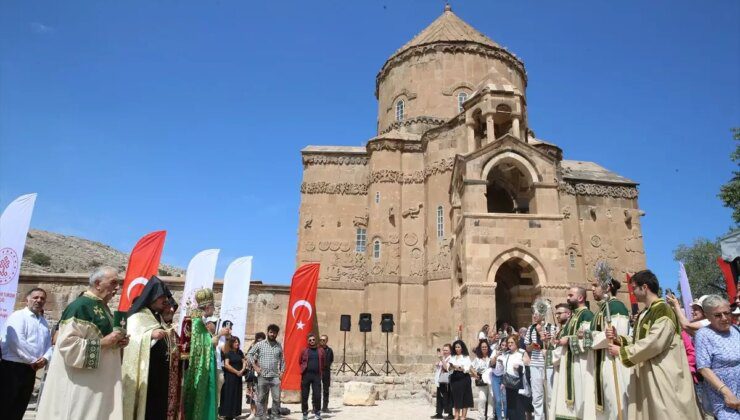 Van Gölü’ndeki Akdamar Adası’ndaki kilisede geleneksel ayin yapıldı