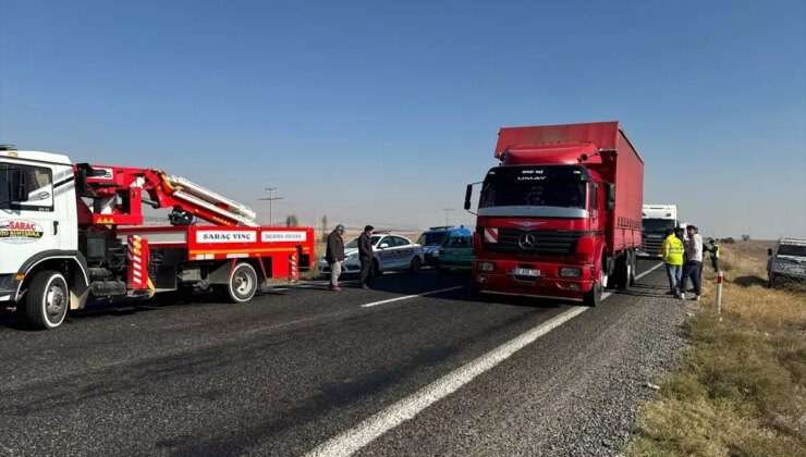 Afyonkarahisar’da Zincirleme Trafik Kazası: 1 Ölü, 15 Yaralı