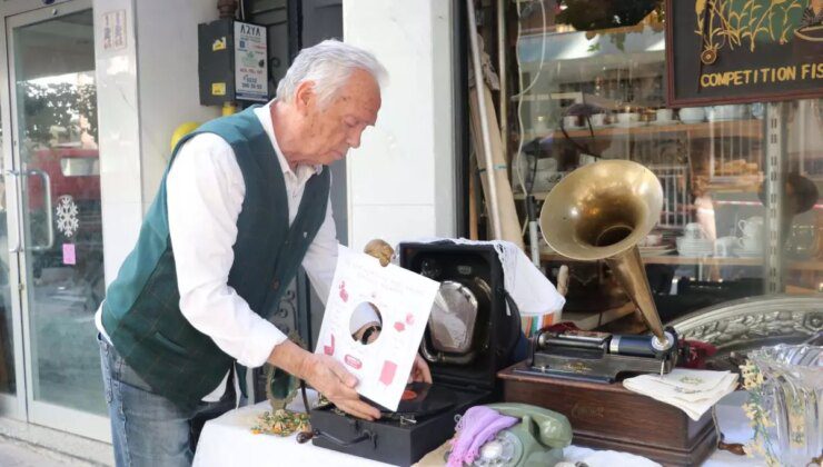 Alsancak’taki Antikacı Bülent Hitay, 50 Yıldır Tarihe Işık Tutuyor