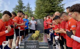 Ampute Milli Futbol Takımı Neşet Ertaş’ın Kabrini Ziyaret Etti