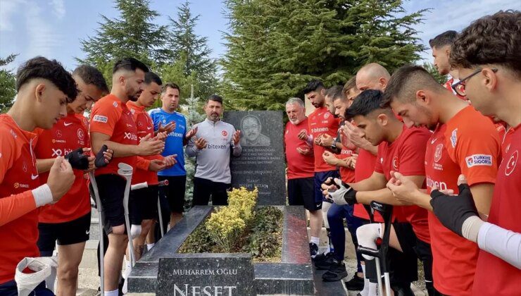 Ampute Milli Futbol Takımı Neşet Ertaş’ın Kabrini Ziyaret Etti