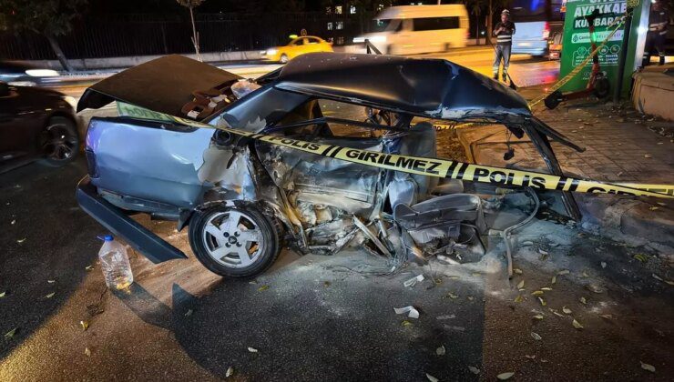 Ankara’da Ağaca Çarpan Otomobilde 2 Yaralı