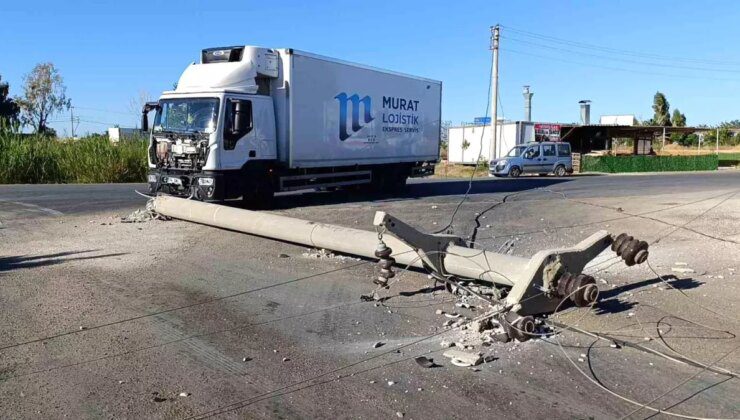 Antalya’da Lojistik Kamyonu Elektrik Direğine Çarptı: Sürücü Yaralandı