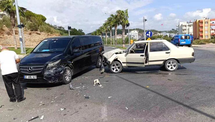 Antalya’da Otomobil ile Tur Minibüsü Çarpıştı: Sürücü Hastaneye Gitmeyi Reddetti