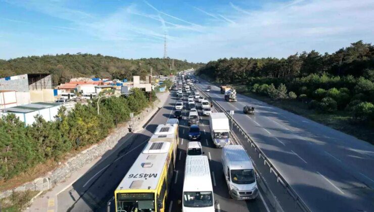 Arnavutköy’de Yol Çalışması Trafiği Kilitledi