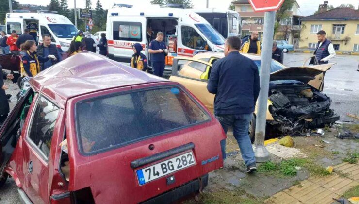 Bartın’da Feci Kaza: İki Araç Çarpıştı, 6 Yaralı