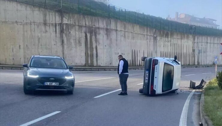 Bartın’da Otomobilin Elektrik Direğine Çarpması Sonucu Sürücü Yaralandı