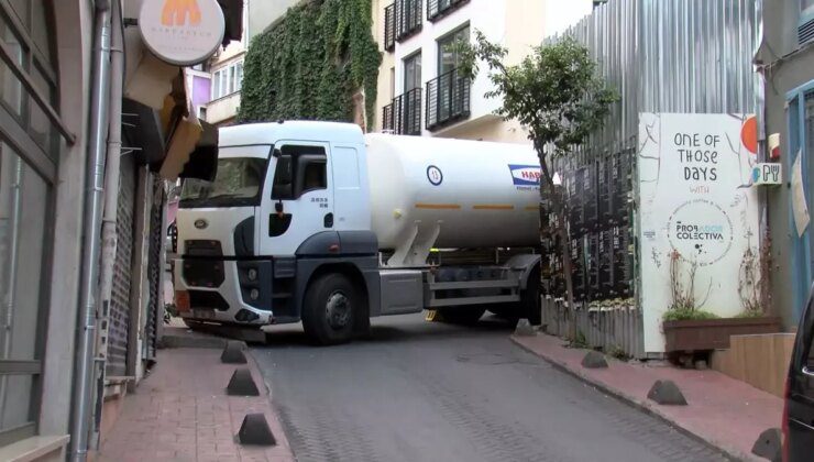 Beyoğlu’nda TIR Dar Sokakta Takıldı, Yol 3 Saat Kapalı Kaldı