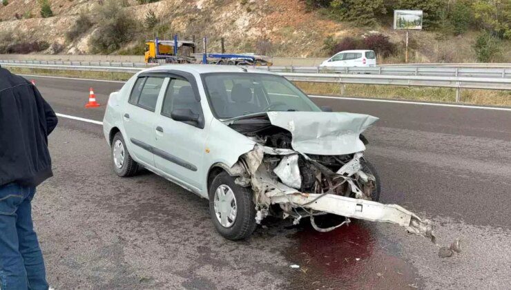 Bolu’da Kontrolden Çıkan Otomobil Bariyerlere Çarptı