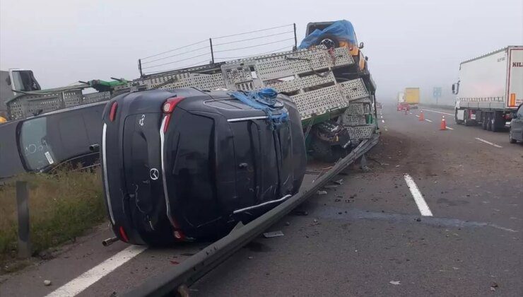 Bolu’da Lüks Araçları Taşıyan Tır Devrildi: Sürücü Yaralandı