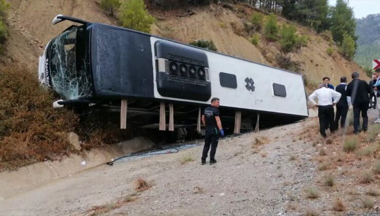 Bucak’ta Yolcu Otobüsü Devrildi: 8 Yaralı