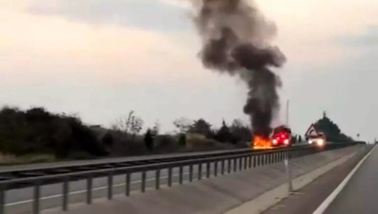 Bursa’da Seyir Halindeki Otomobil Alev Alev Yandı