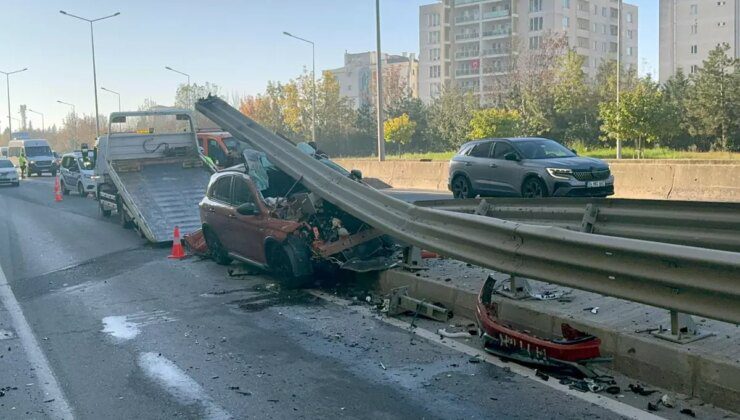 Çorlu’da Otomobil Bariyer Altına Girdi, Sürücü Kurtuldu