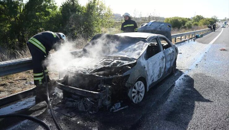 Edirne’de Seyir Halindeyken Alev Alan Otomobil Kullanılamaz Hale Geldi