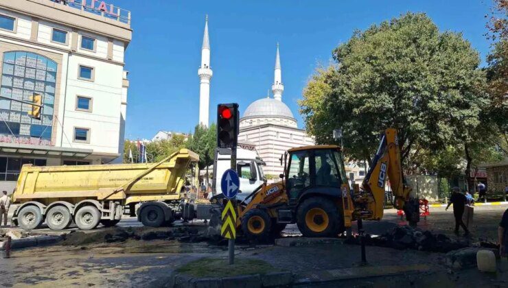 Fatih’te Su Borusu Patladı, Sokağı Su Bastı