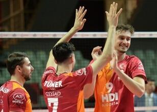 Galatasaray, dört sette kazandı