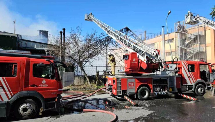 Gaziosmanpaşa’da Halı Saha Yangını İş Hanasına Sıçradı