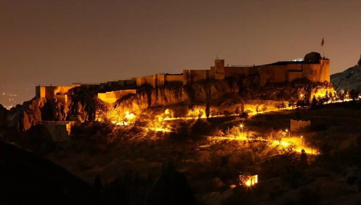 Harput’un Tarihi Güzellikleri Gece Fotoğraflarıyla Hayran Bırakıyor