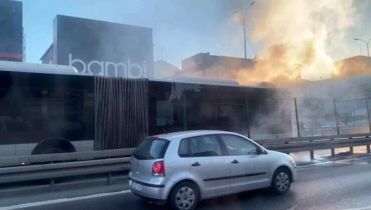 İstanbul Avcılar’da Metrobüs Yangını Paniğe Neden Oldu